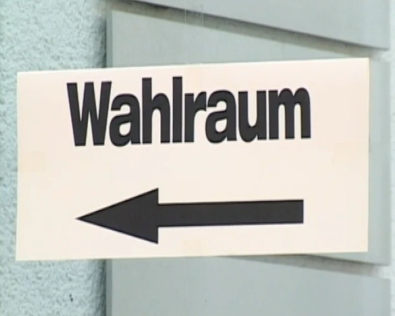 Beschilderung zum Wahlraum
