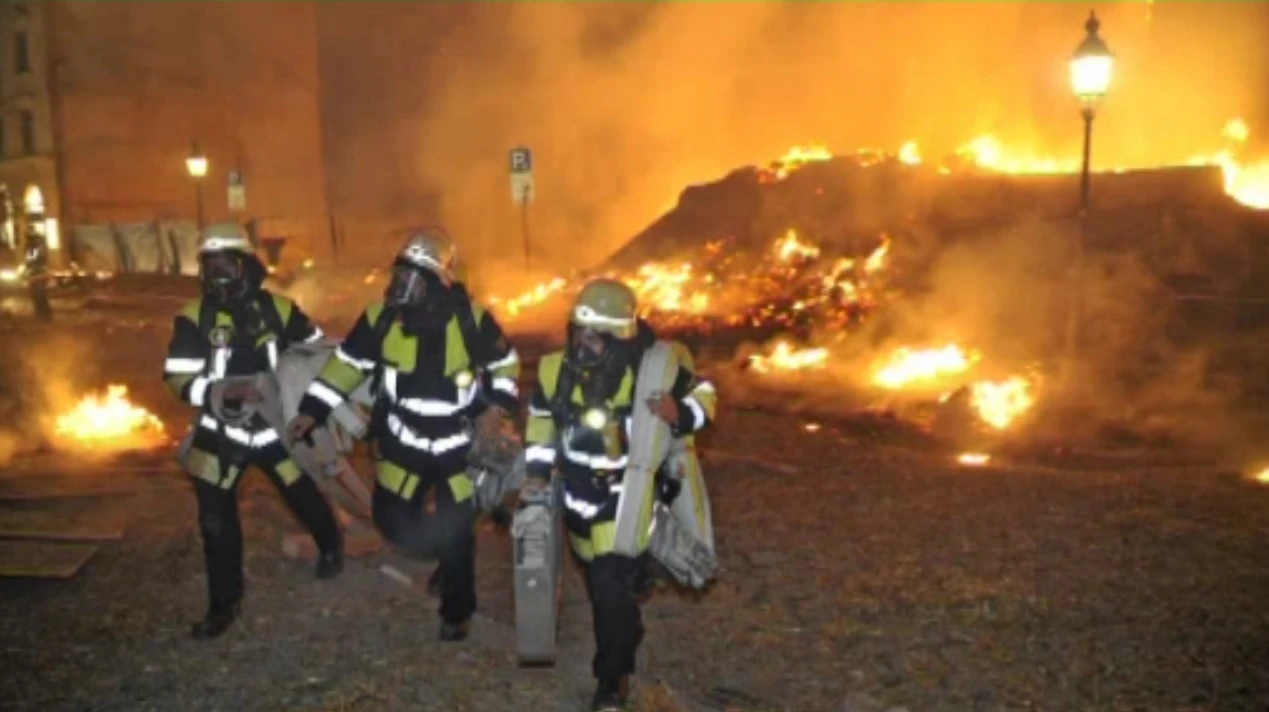  — © Bei der kontrollierten Sprengung wurden einige Häuser im Mitleidenschaft gezogen. Foto: Berufsfeuerwehr München