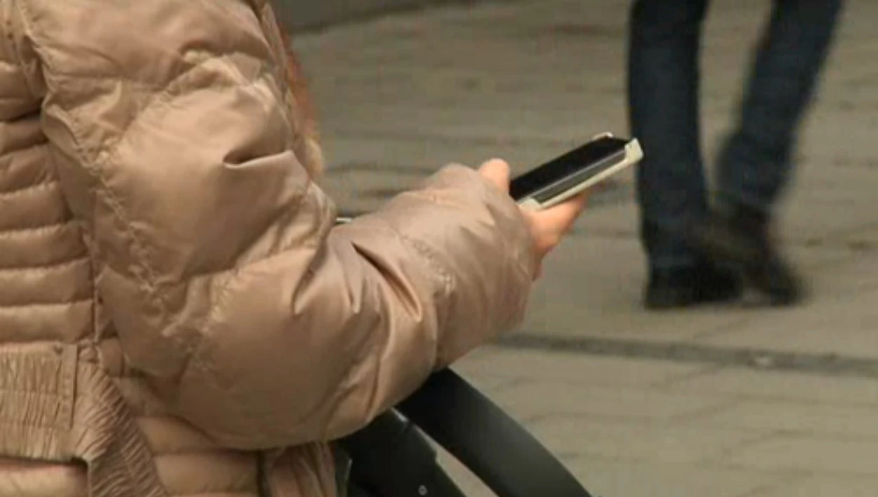 Eine Person hält ein Smartphone in der Hand — © 31-Jähriger stürzt durch sein Smartphone abgelenkt ins Bahngleis