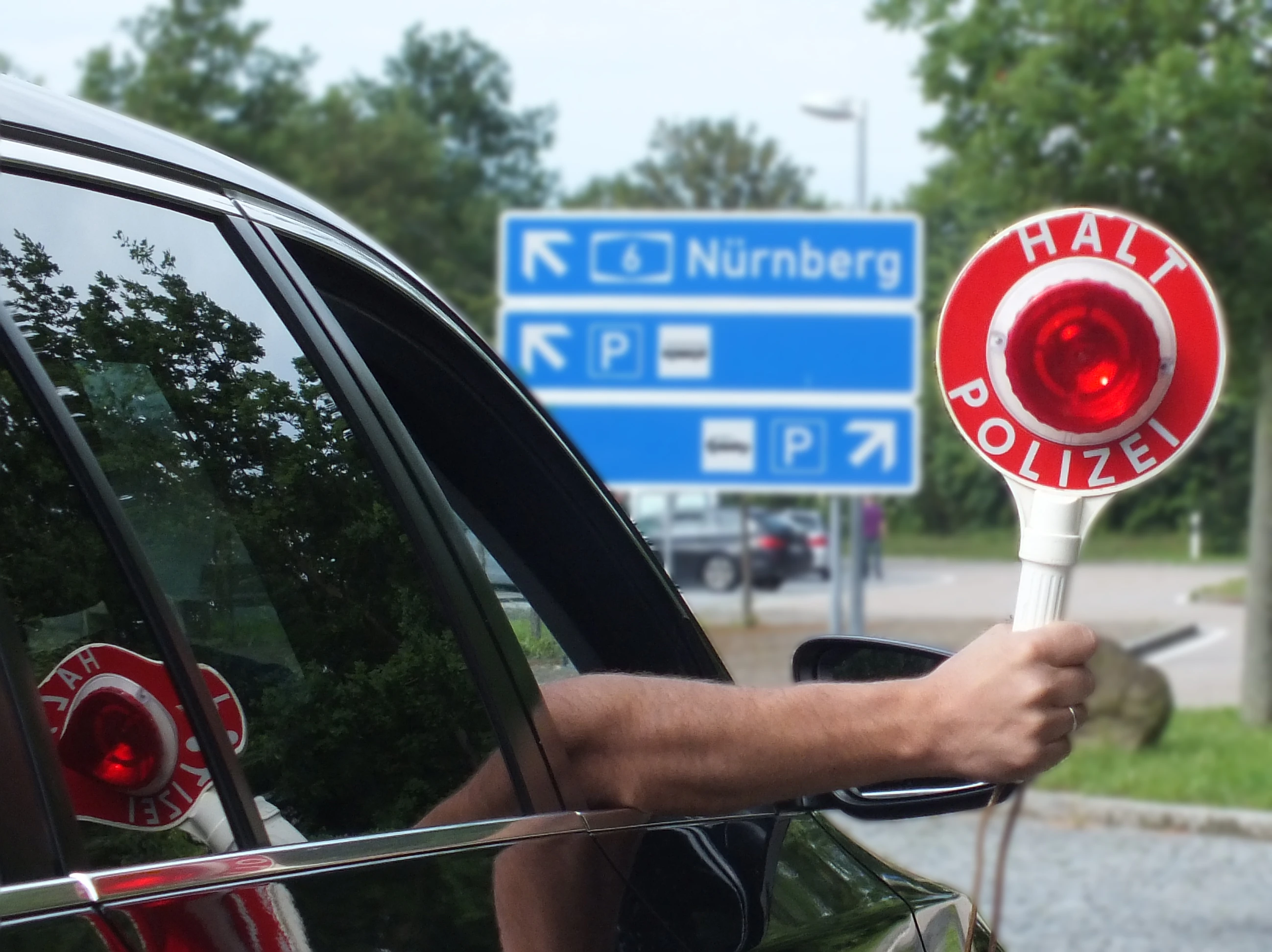 Polizei hält Autofahrer auf. — © Symbolfoto