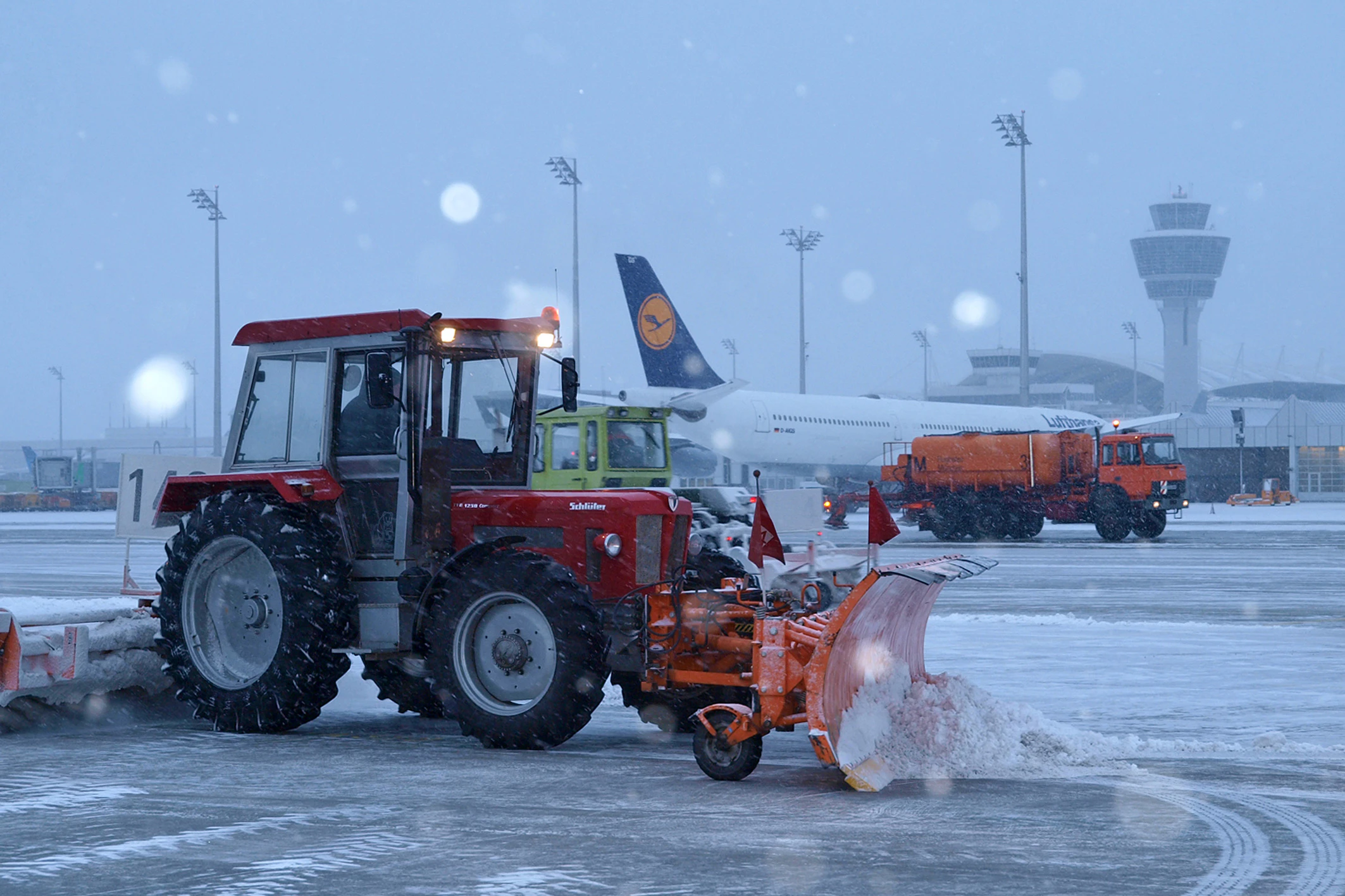 Winterdienst am Flughafen Schnee — © Winterdienst - Symbolfoto.