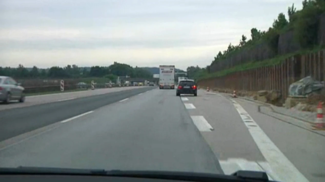 Fahrzeuge fahren auf der Autobahn — © Straßen- und Autobahnmeistereien sollen bestreikt werden.