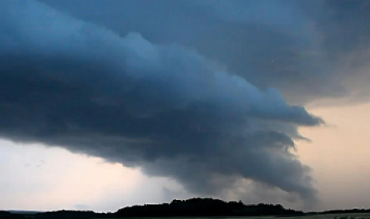 Sturmwolken könnten zum Tornado werden