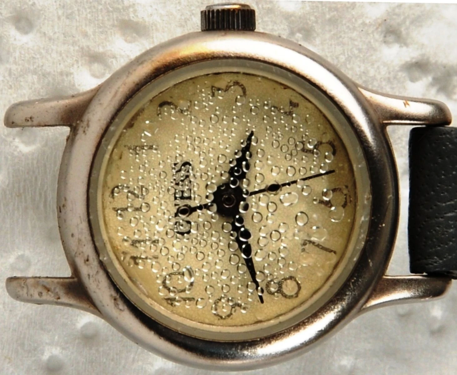 Kaputte Uhr liegt auf Tisch