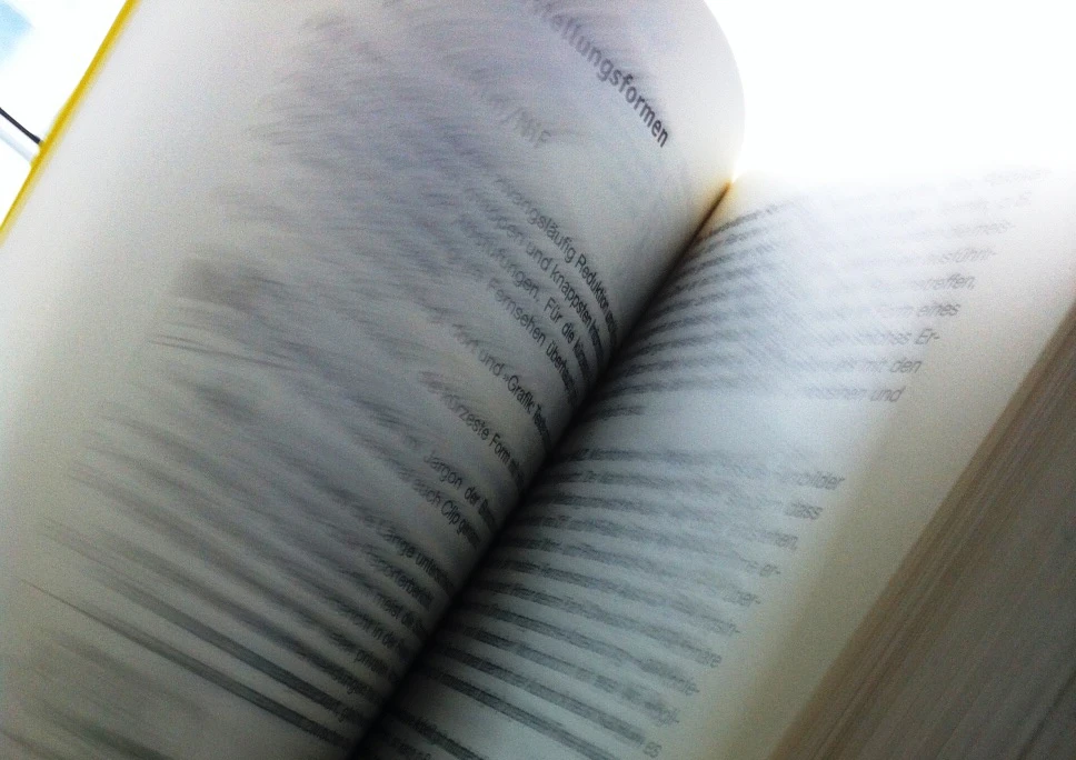 Buch wird durchgeblättert