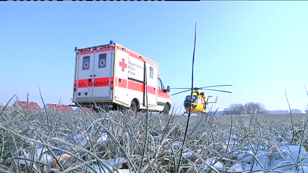 Ein Rettungswagen und ein Rettungshubschrauber — © Symbolfoto