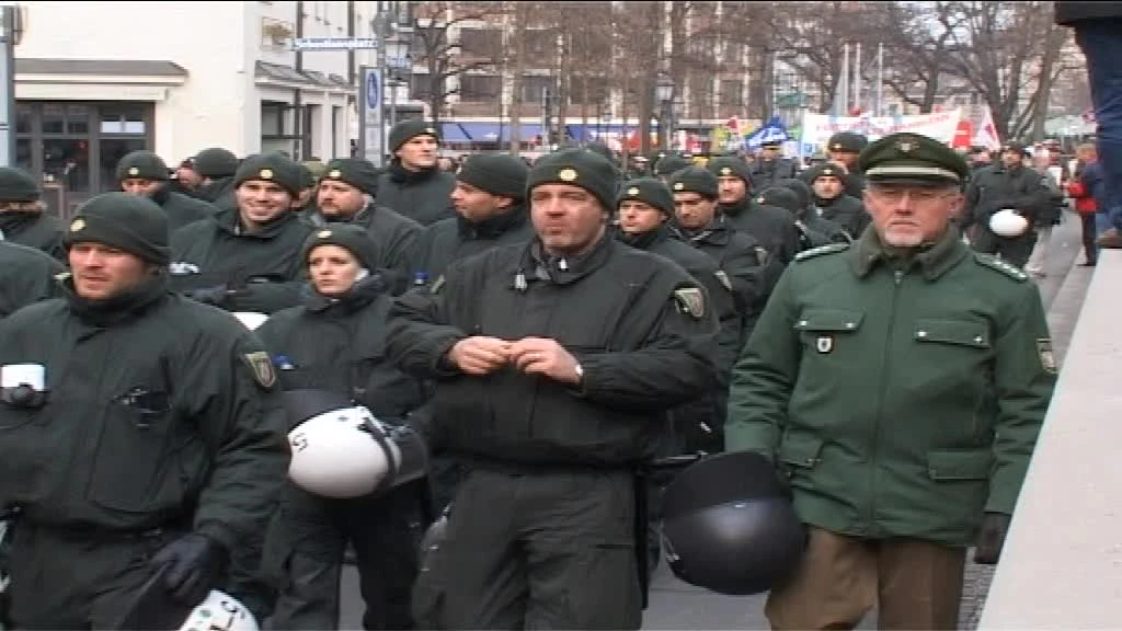 Polizisteb bei Demo