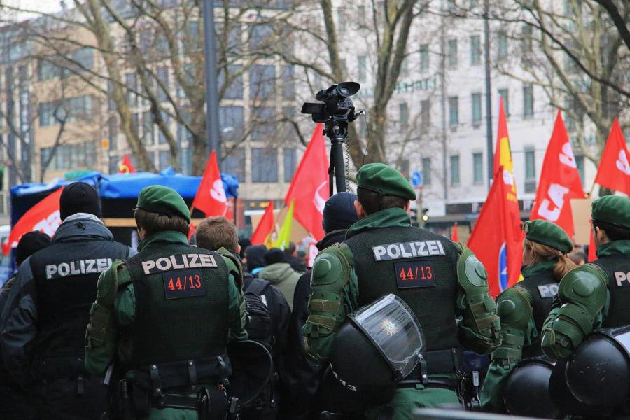 Demo mit Polizeiaufgebot — © Demo mit Polizeiaufgebot bei Münchner Sicherheitskonferenz - Archivbild