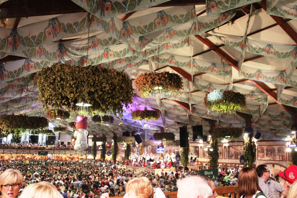 — © Übernachtungen während des Oktoberfests 2014