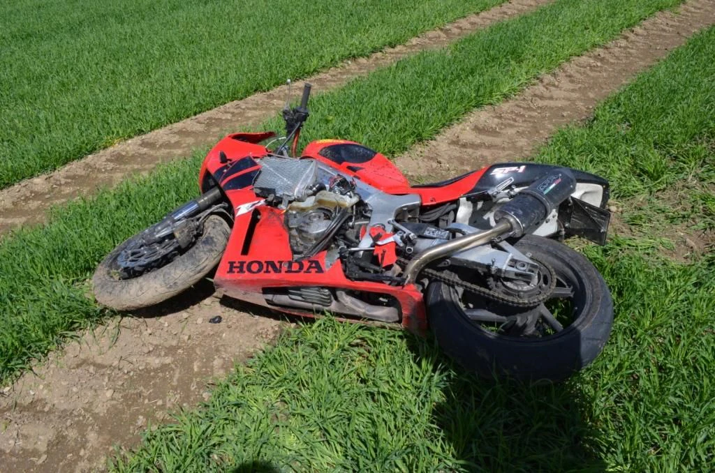 Ein tragischer Verkehrsunfall kostet einen Motorradfahrer sein Leben — © Symbolfoto