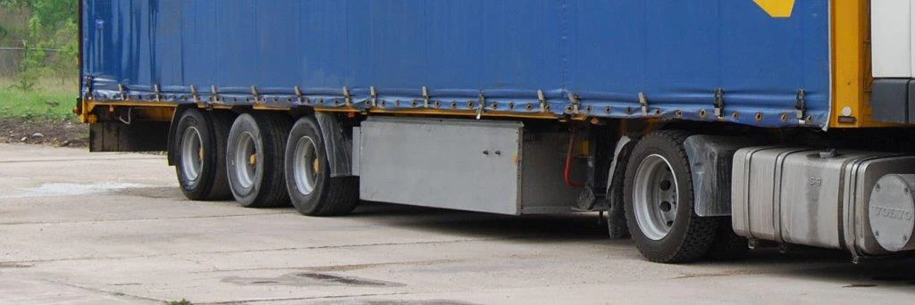  — © Es bleibt ein Rätsel, wie die Frau wohl auf den Lkw gelangt ist. Symbolbild
