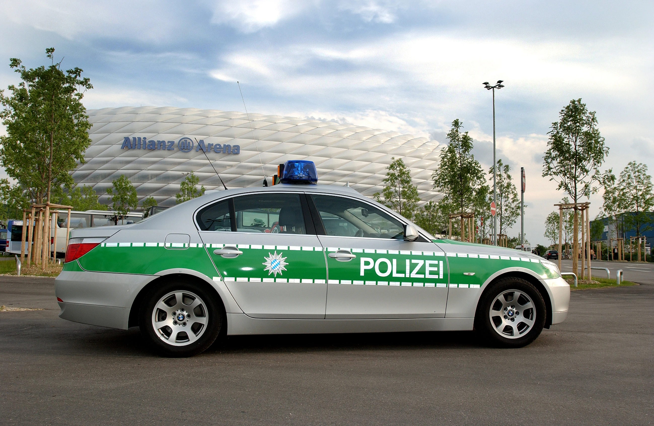 Polizeiauto steht vor Allianz Arena