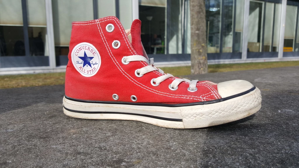 chucks hinten offen