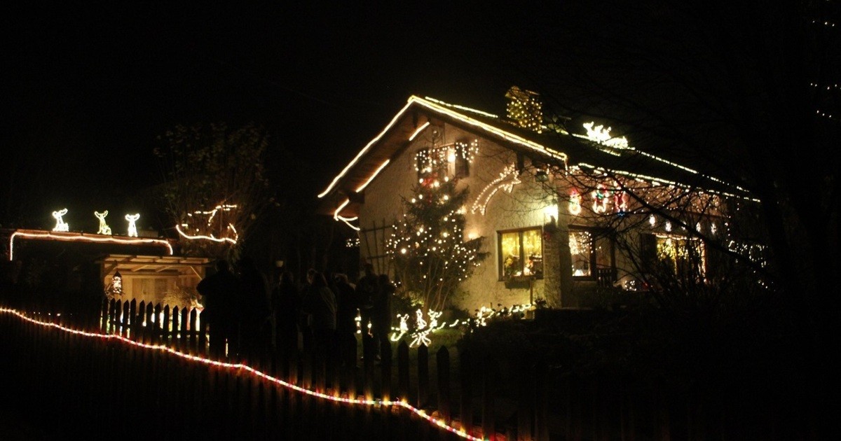 Hier leuchten etwa 100.000 Lichter: Das Weihnachtshaus in Deining