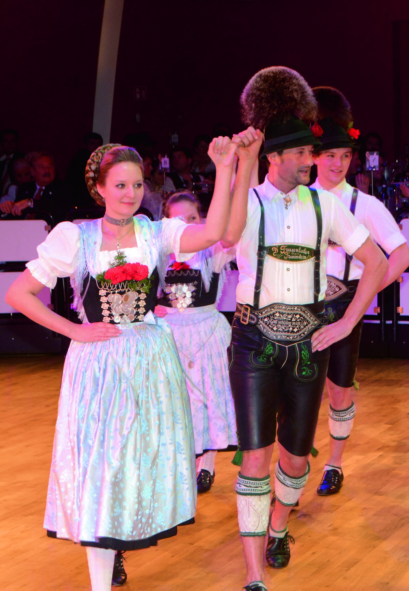 tanzendes Paar in traditioneller tracht auf oide wiesn ball im deutschen Theater © Münchner Festring