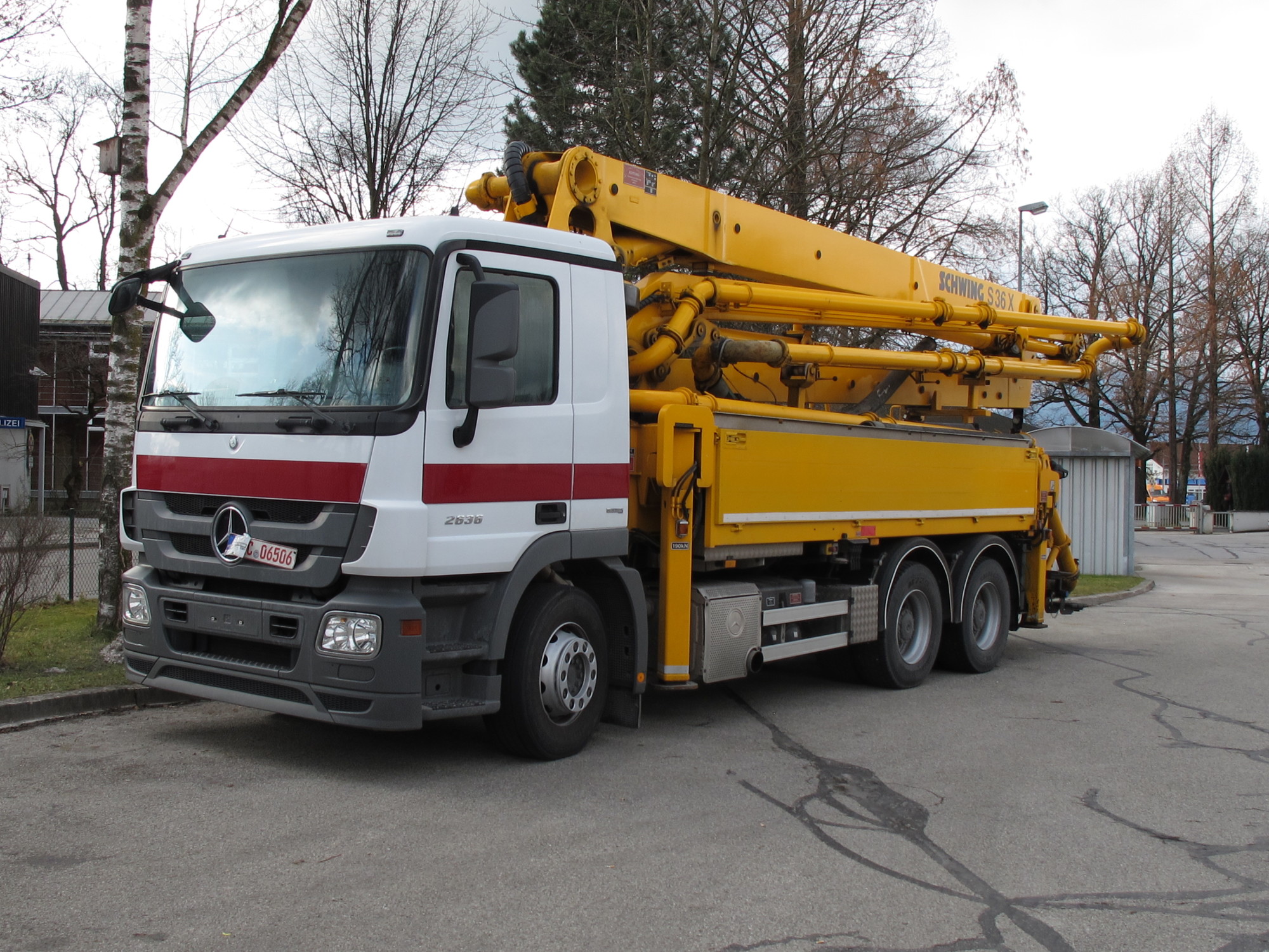 mercedes, lkw, pumpen-lkw, pumpenlkw, © Ohne die Fahnder wäre der in Augsburg gestohlene Pumpenlaster für immer Richtung Dubai verschwunden gewesen. Foto: Polizeipräsidium Oberbayern Süd
