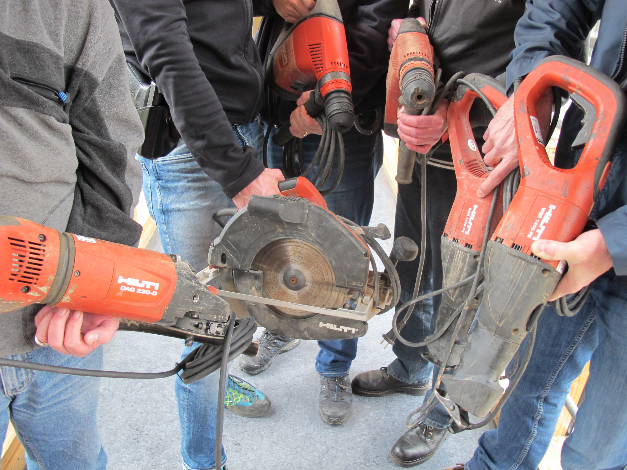 © Diese Hilti-Geräte waren kurz vor der Kontrolle aus einem Baucontainer gestohlen worden. Foto: Polizeipräsidium Oberbayern Süd