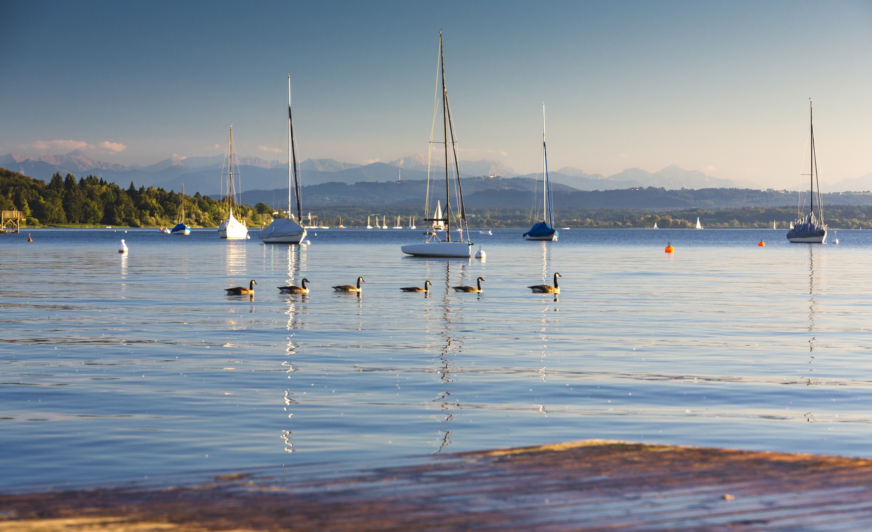 © Der Blick auf den Ammersee in Herrsching. Der Ammersee ist der drittgrößte See Bayerns.
