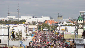 Menschenmassen laufen über die Wiesn