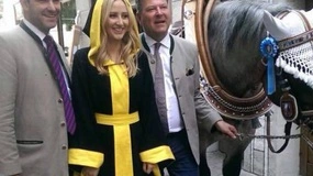 Das neue Münchner Kindl Laila Noeth wird von Bürgermeister Josef Schmid auf die Wiesn geführt