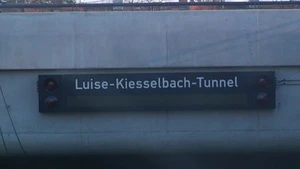 Im Luise-Kiesselbach-Tunnel gibt es eine große Party.