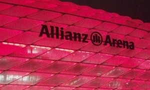 Die Allianzarena mit roter Beleuchtung — © Symbolfoto