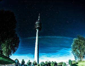 Der Olympiaturm in München gespiegelt im See, © Der Olympiaturm in München gespiegelt im See - Foto TOJE Photografie