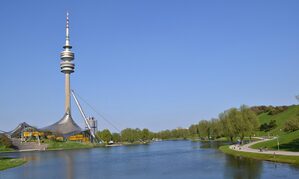 Bild aus dem Olympiapark. Zu sehen sind auch der See und der Olympiaturm., © Wunderschön, der Olympiapark. Foto: Zura aus München