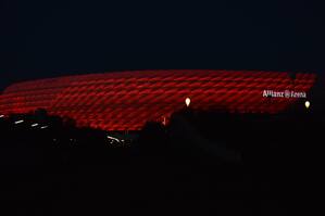 Allianz Arena bei Nacht im strahlenden Bayern-Rot. , © Allianz Arena bei Nacht im strahlenden Bayern-Rot. Foto: Zura aus München