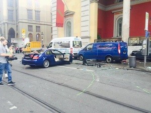 Mehrere Passanten sind an der Staatsoper in München durch ein schleuderndes Fahrzeug verletzt worden, © Mehrere Passanten sind an der Staatsoper in München durch ein schleuderndes Fahrzeug verletzt worden