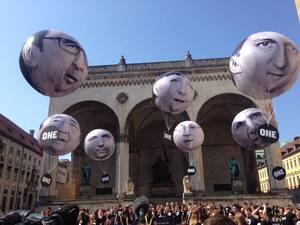 Demo mit Luftballons G7 München, © 250 ONE-Jugendbotschafter aus zehn Ländern kommen zum „ONE-Gipfel“ nach München, davon kommen 50 Jugendbotschafter aus Deutschland