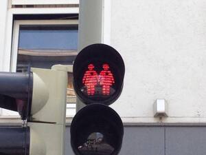 Ampelmännchen Glockenbachviertel lesbisches Paar, © Diese Ampel zeigt ein lesbisches Paar. München will so für Toleranz werben.