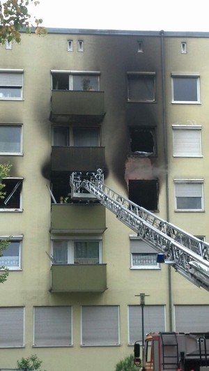 Feuerwehrmänner löschen einen Brand von der Hebebühne aus, © Ein 34-Jähriger setzte vermutlich seine Wohnung aus Verzweiflung in Brand Foto: Red