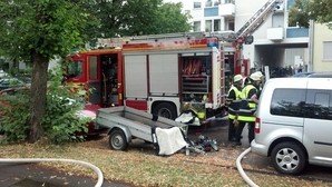 Feuerwehrlöschzug vor einem Haus, © Ein 34-Jähriger setzte vermutlich seine Wohnung aus Verzweiflung in Brand Foto: Red