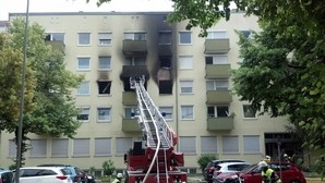 Feuerwehrleiter vor einem Haus, © Ein 34-Jähriger setzte vermutlich seine Wohnung aus Verzweiflung in Brand Foto: Red