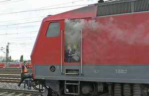 brennende IC-Lok München, © Feuer in Intercity-Lok legt Bahnverkehr in München für Stunden lahm - Foto: Berufsfeuerwehr München