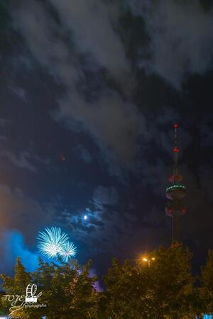 Feuerwerk Münchner Olympiapark, © Feuerwerk beim Münchner Sommernachtstraum hinter dem Olympiaturm - Foto: TOJE-Photografie