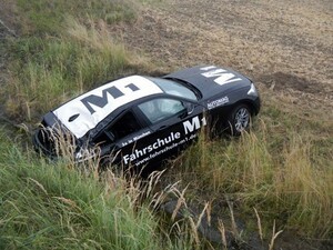 Gestohlener BMW im Graben, © Hier eines der gestohlenen Autos im Straßerngraben - Foto: Freiwillige Feuerwehr Loosdorf