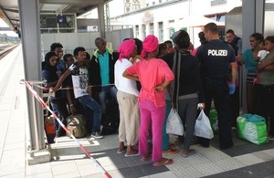 © Asylbewerber warten am Bahnhof Rosenheim - Foto: Bundespolizei