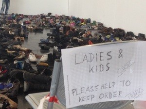 © Ein Schild im Aufnahmelager der Messe zeigt einen Hilferuf der Flüchtlinge