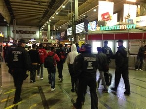Bundespolizisten geleiten die Flüchtlinge über den Hauptbahnhof
