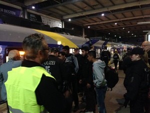© Bundespolizisten nehmen neue Flüchtlinge am Hauptbahnhof in Empfang
