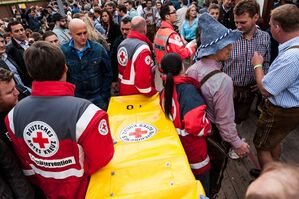 © Die Mitarbeiter des Roten Kreuzes haben auf der Wiesn alle Hände voll zu tun. Foto: Milan Szypura