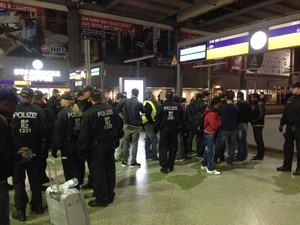Polizei und Menschenmenge am HBF, © Ausnahmezustand am Münchner Hauptbahnhof