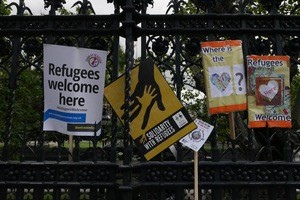 © Flüchtlinge willkommen! Schilder in London