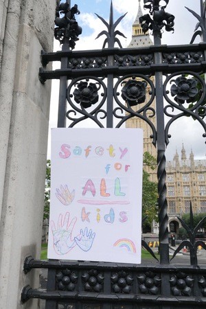 © Schild bei Demonstration in London: "Sicherheit für alle Kinder"