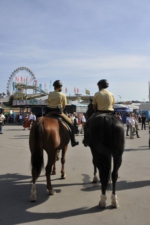 Polizisten auf Pferden auf dem Oktoberfest , © Polizei München