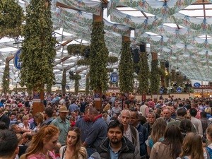 Menschen feiern im Hofbräu-Festzelt