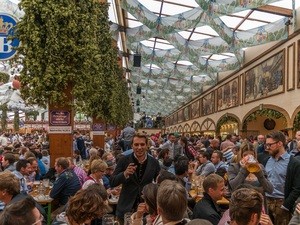 Menschen feiern im Hofbräu-Festzelt