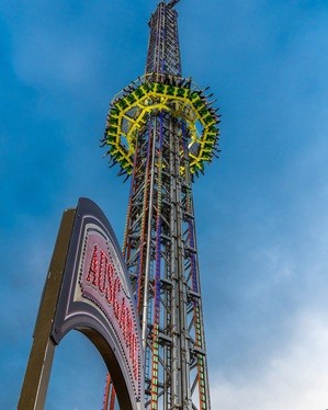Der Skyfall-Tower von unten